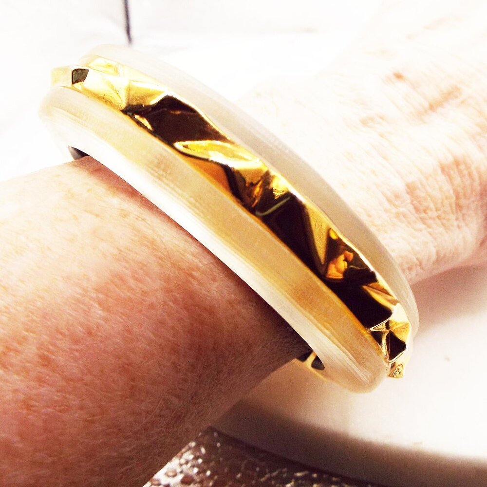 ALEXIS BITTAR FROSTED PALE LEMON LUCITE CUBIC GOLDEN CLAMPER BRACELET 29 - Picture 4 of 5